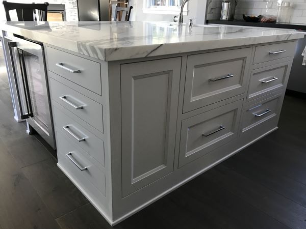 The transitional kitchen cabinets